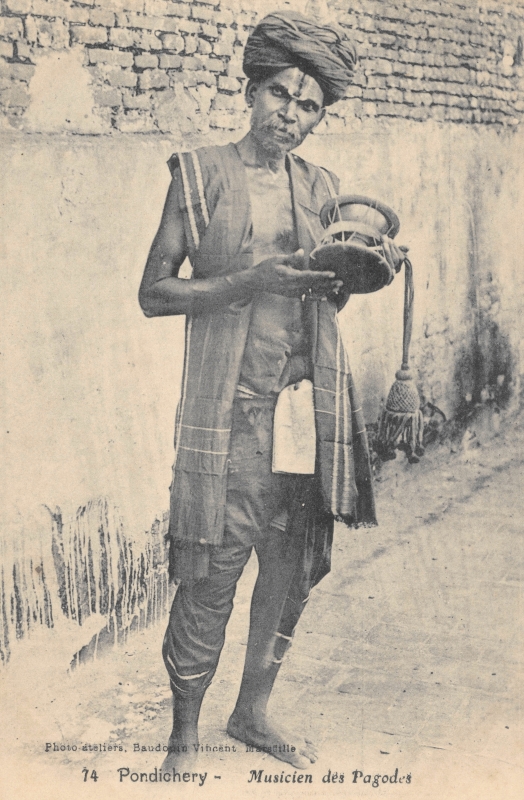 11-06 - Pondichery - musicien pagodes